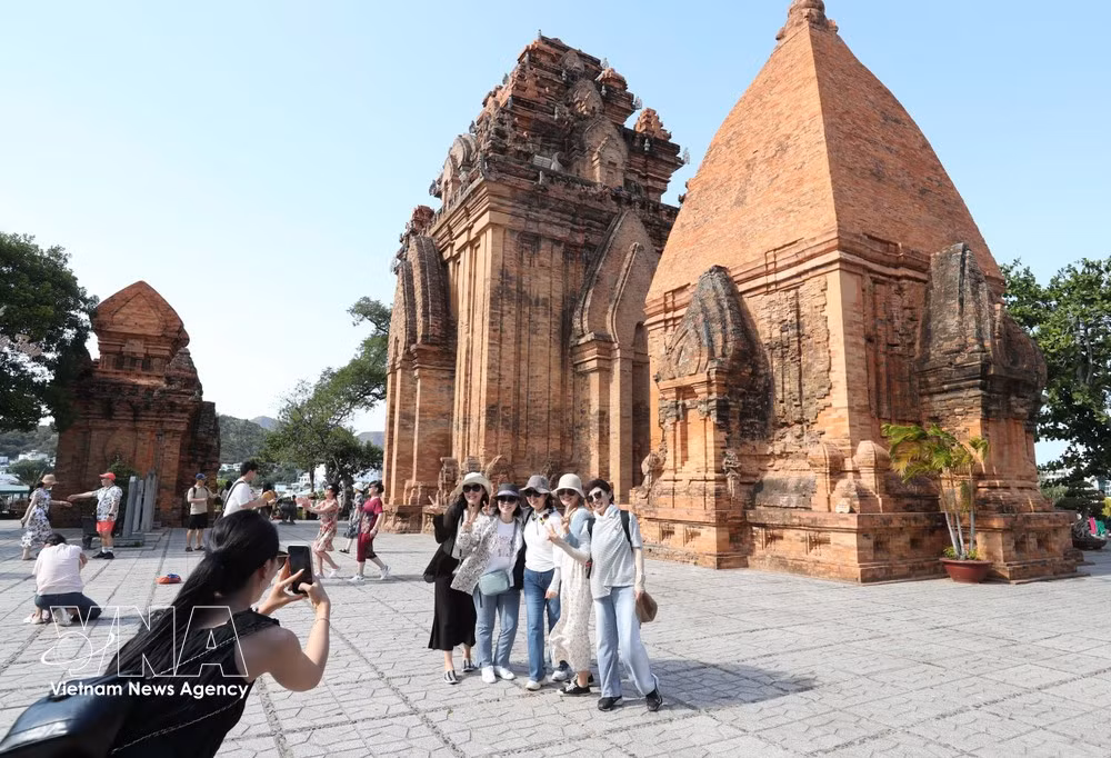 Las torres Cham de Ponagar (barrio de Bac Nha Trang) son un destino de visita atractiva para los viajeros. (Foto: VNA)