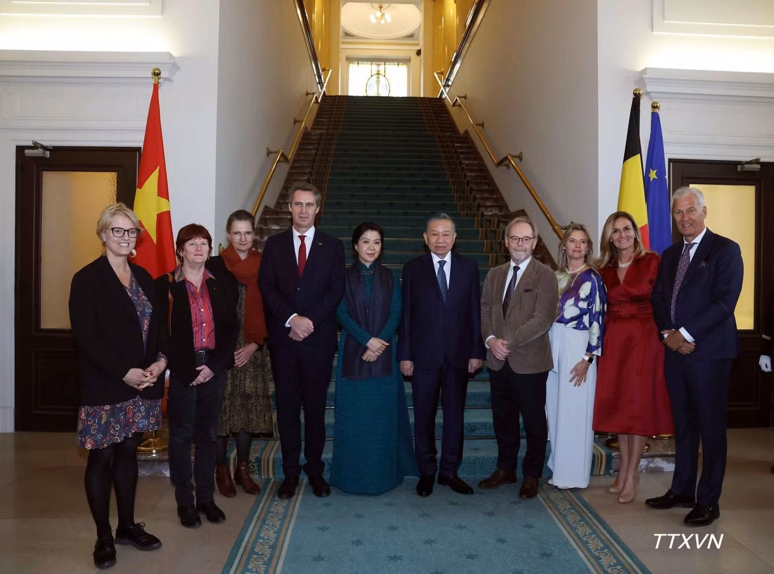 El máximo dirigente vietnamita y su esposa recorren la sede del Parlamento belga acompañados por el presidente de la Cámara de Representantes, Peter De Roover, y el presidente del Senado, Vincent Blondel. (Foto: VNA)