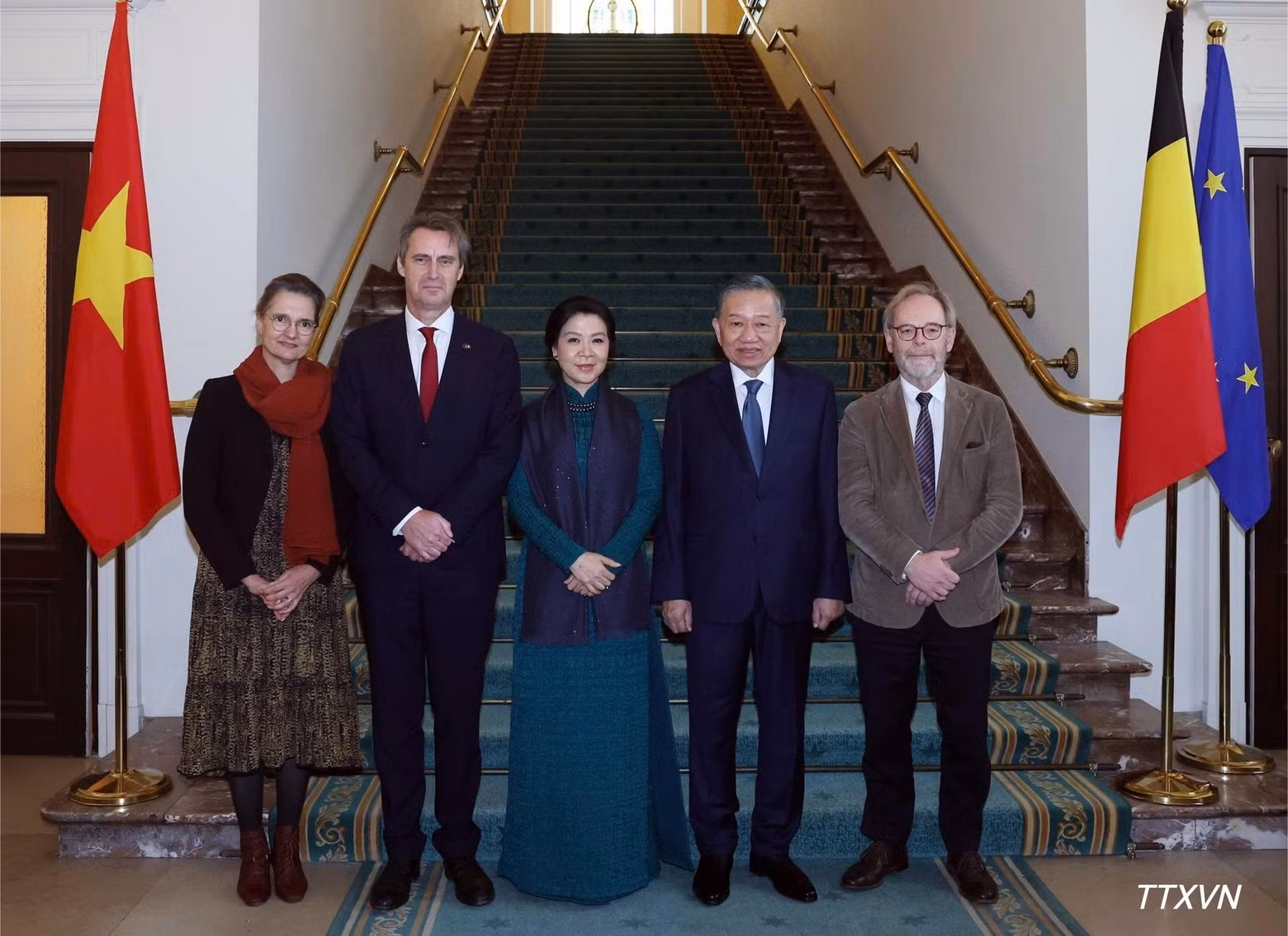 El máximo dirigente vietnamita y su esposa, Ngo Phuong Ly, recorren la sede del Parlamento belga junto con el presidente de la Cámara de Representantes, Peter De Roover (extremo derecho), y el presidente del Senado, Vincent Blondel (segundo desde la izquierda), y su esposa. (Foto: VNA)