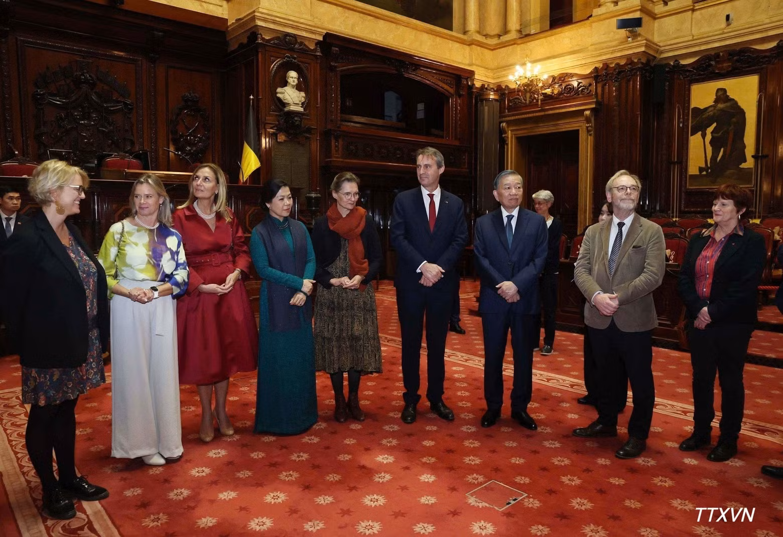 El secretario general del PCV y presidente de Vietnam, To Lam, y su esposa, Ngo Phuong Ly, visitan la sede del Parlamento belga junto con el presidente de la Cámara de Representantes, Peter De Roover, y el presidente del Senado, Vincent Blondel. (Foto: VNA)