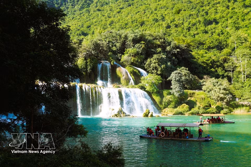 En otoño, la cascada de Ban Gioc combina una gran variedad de colores y crea una auténtica paleta de la naturaleza. (Foto: VNA)