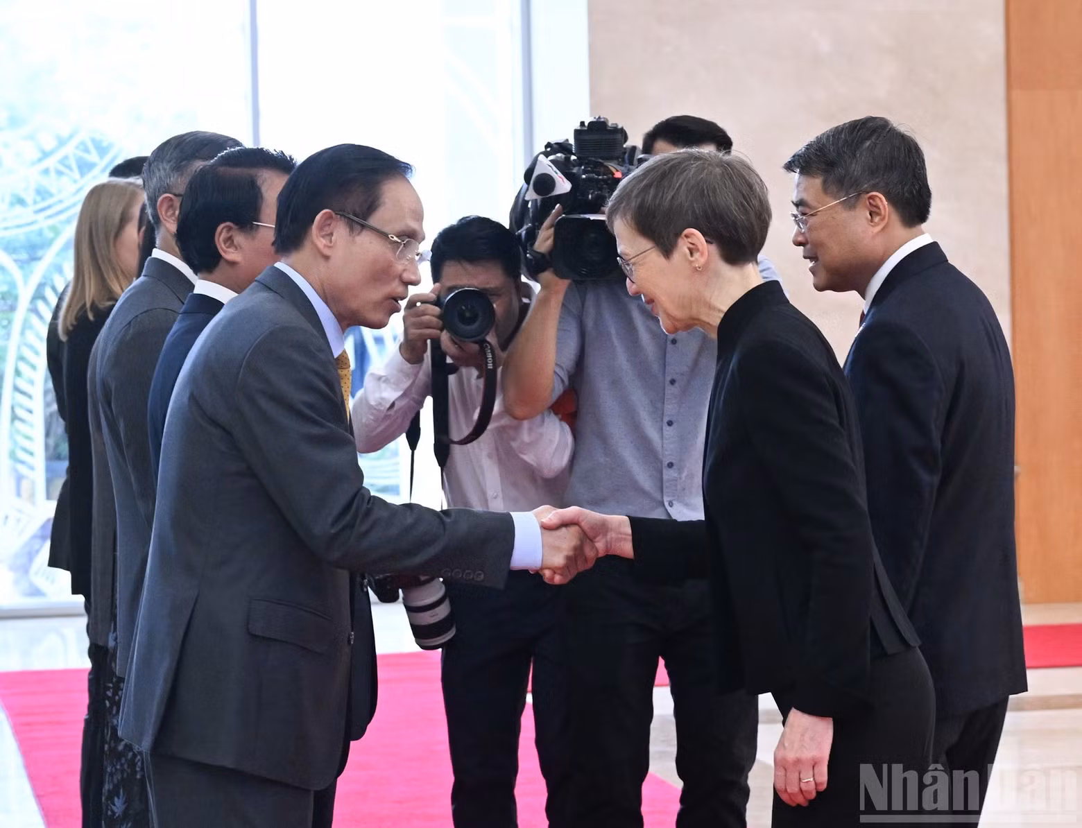 El primer ministro de Vietnam, Le Minh Hung, presenta a los integrantes de la delegación vietnamita a su homóloga del Principado de Liechtenstein, Brigitte Haas.