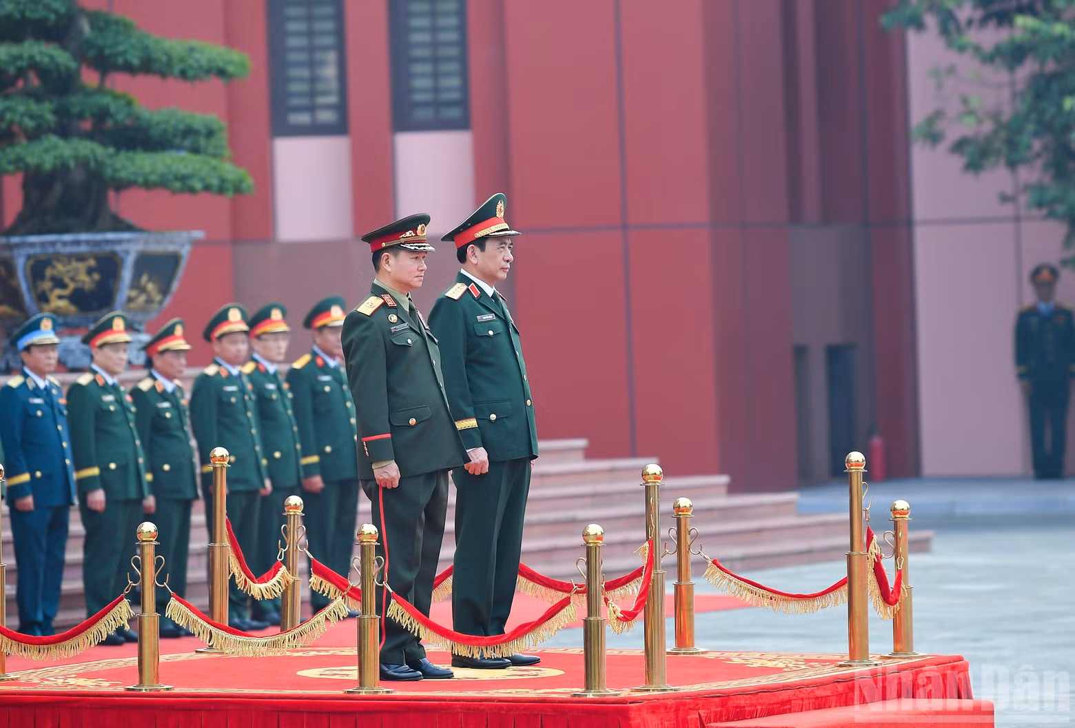 Los generales Phan Van Giang y Khamliang Outhakaysone durante la ceremonia de bienvenida. (Foto: THE DAI)