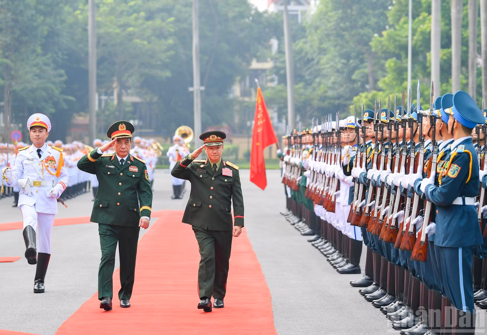 Los generales Phan Van Giang y Khamliang Outhakaysone pasan revista a la Guardia de Honor del Ejército Popular de Vietnam. (Foto: THE DAI)