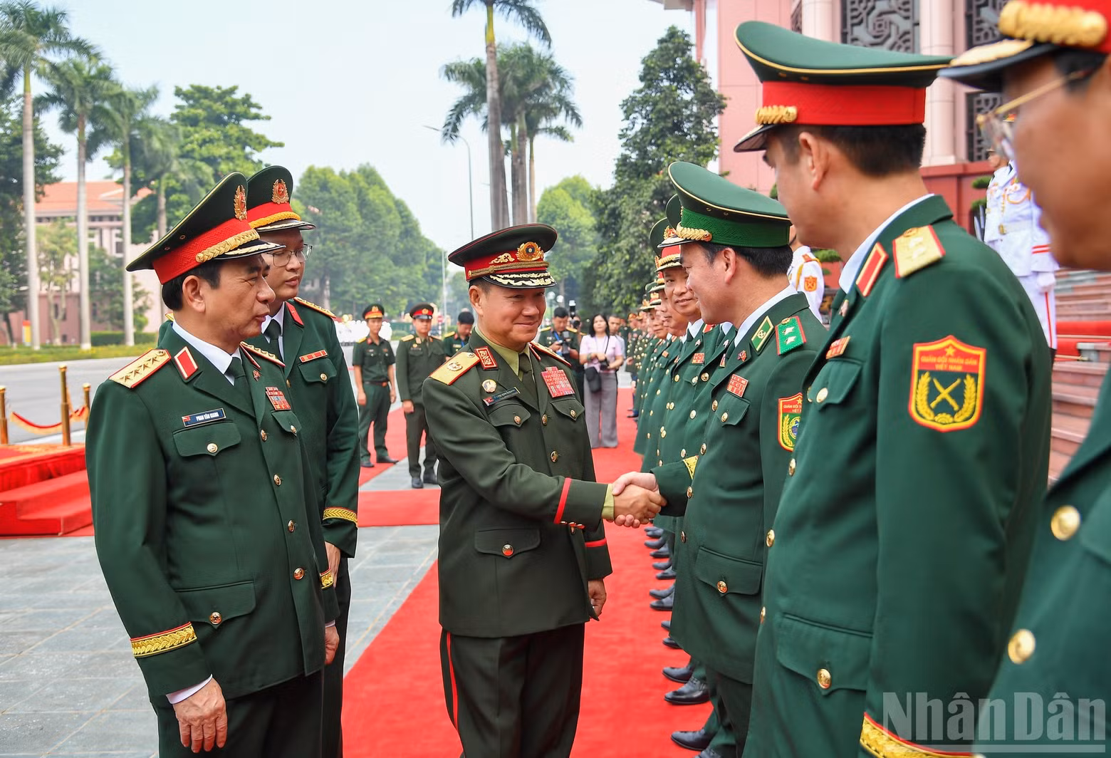 Los generales Phan Van Giang y Khamliang Outhakaysone junto con los integrantes de ambas delegaciones. (Foto: THE DAI)