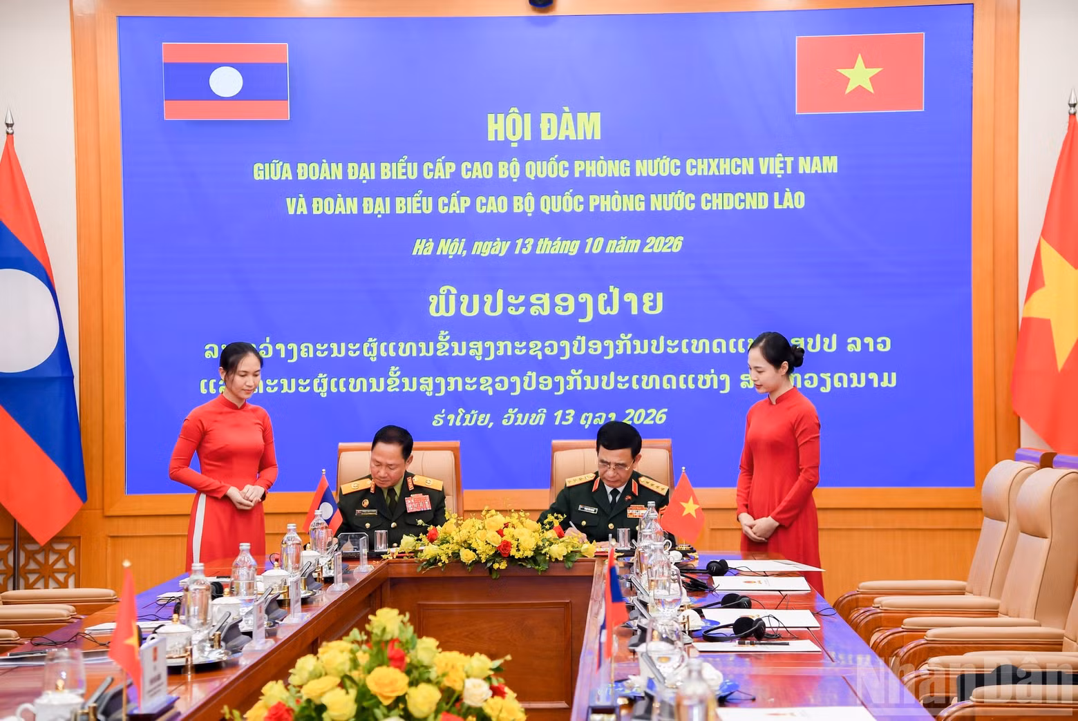 Los generales Phan Van Giang y Khamliang Outhakaysone firman el Plan de Cooperación en Defensa entre Vietnam y Laos para 2027. (Foto: THE DAI)