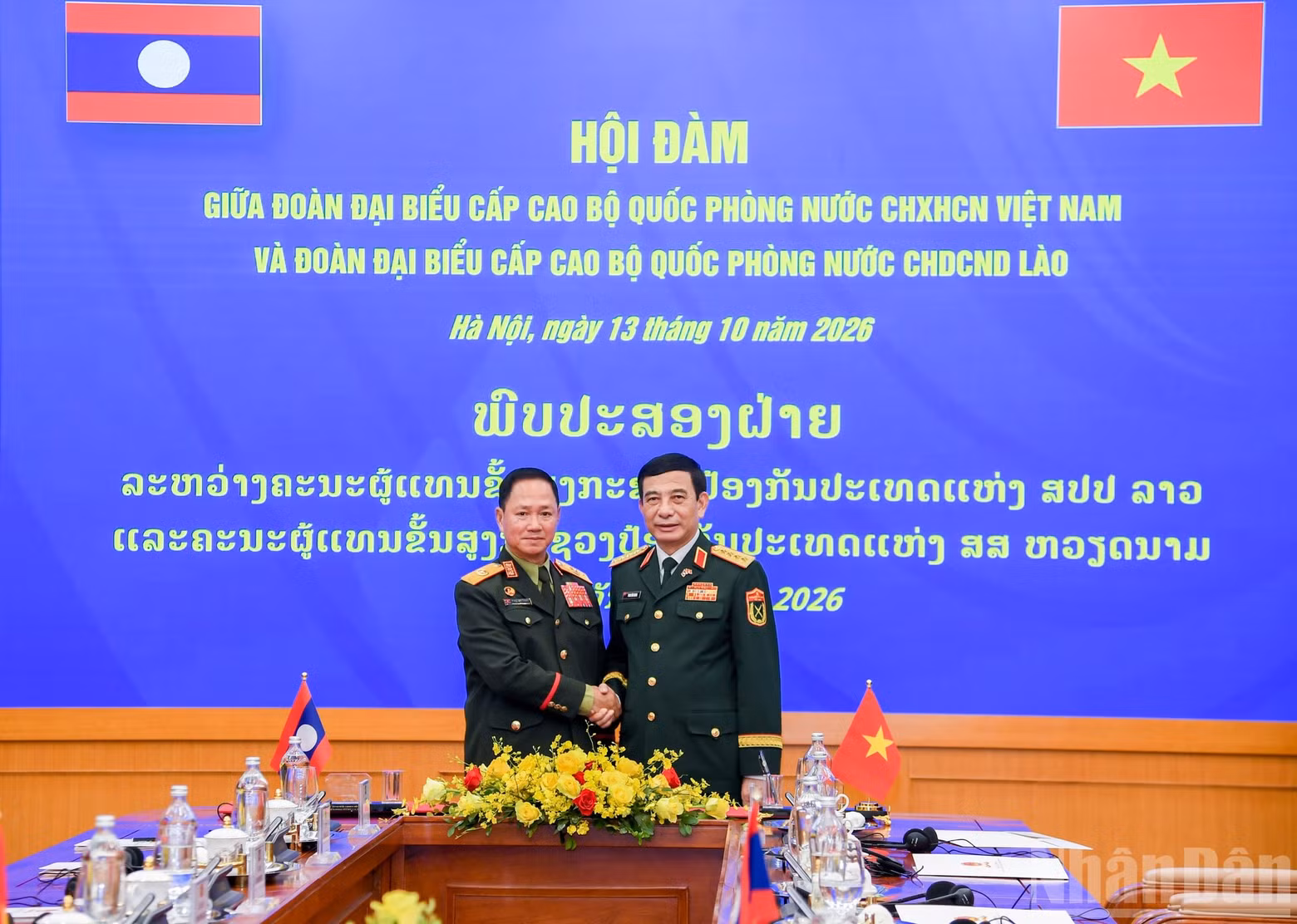 Los generales Phan Van Giang y Khamliang Outhakaysone firman el Plan de Cooperación en Defensa entre Vietnam y Laos para 2027. (Foto: THE DAI)