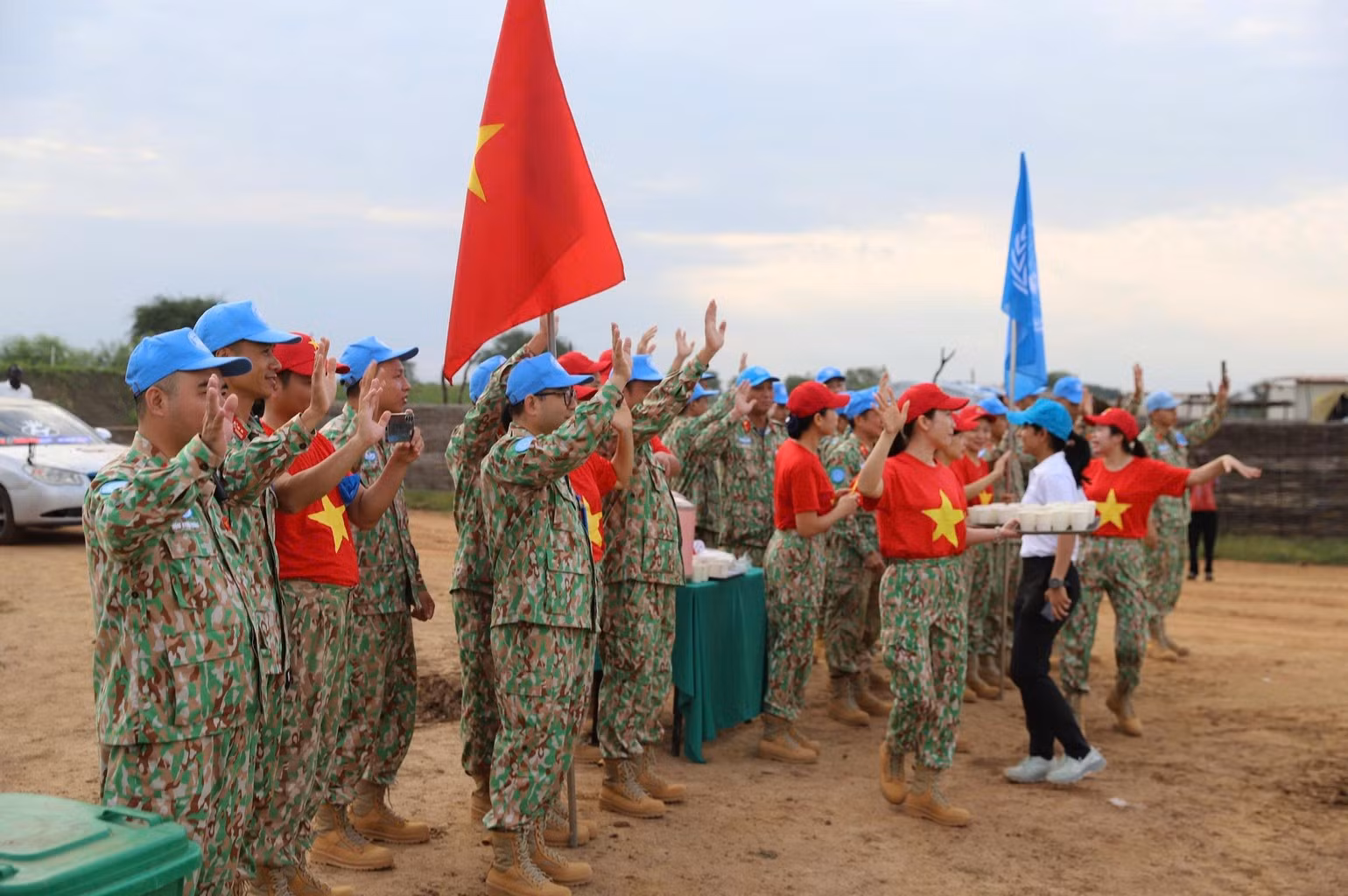 El mando del Equipo de Ingenieros No. 5 de Vietnam, junto con oficiales y efectivos de sus distintas unidades, anima con entusiasmo a los participantes en la caminata.