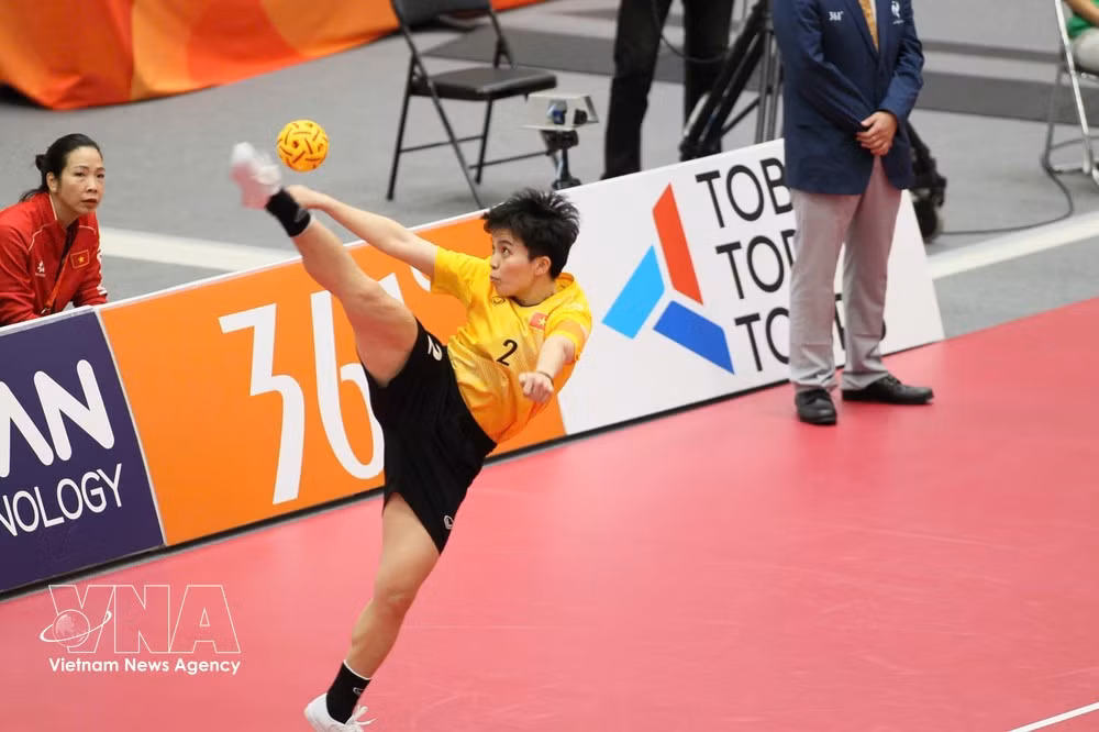 Una jugadora vietnamita de sepak takraw durante el partido. (Foto: VNA)