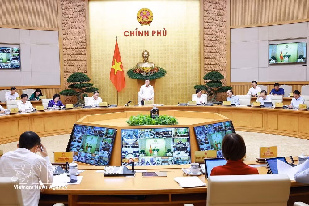 El primer ministro de Vietnam, Le Minh Hung, preside la reunión ordinaria del Gobierno correspondiente a septiembre. (Foto: VNA)