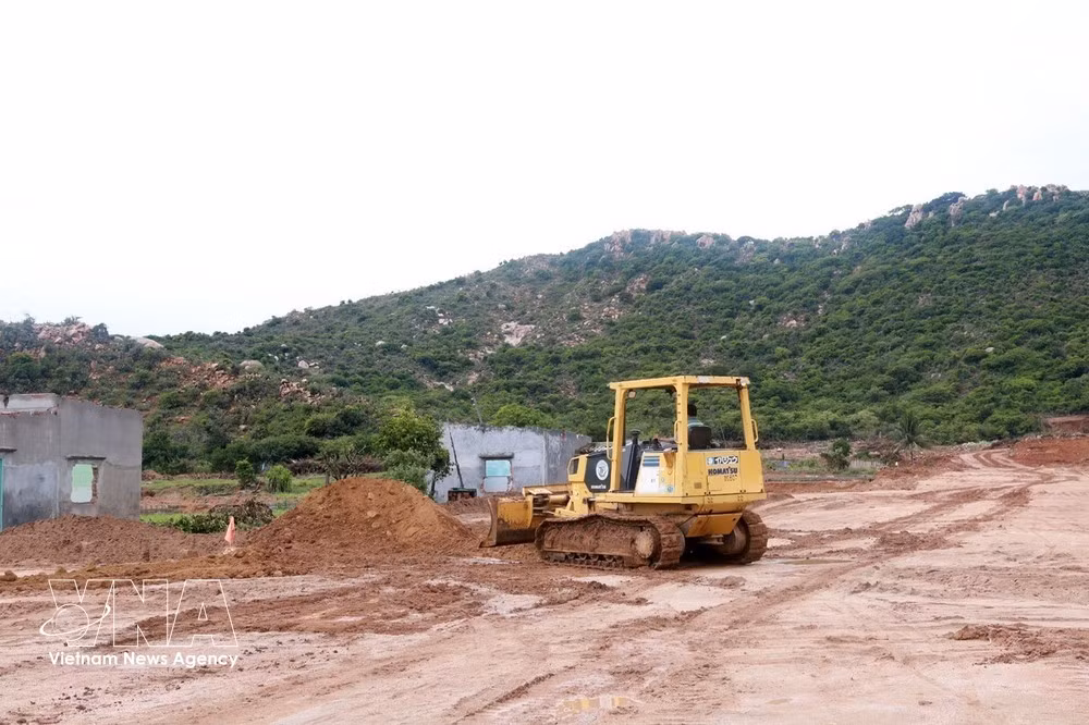 El contratista lleva a cabo las obras de construcción de la zona de reasentamiento destinada al proyecto de la Central Nuclear Ninh Thuan 2. (Foto: VNA)