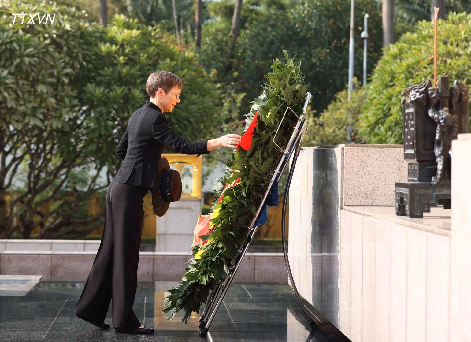 La primera ministra del Principado de Liechtenstein, Brigitte Haas, deposita una ofrenda floral en homenaje a los héroes y mártires. (Foto: An Dang/VNA)