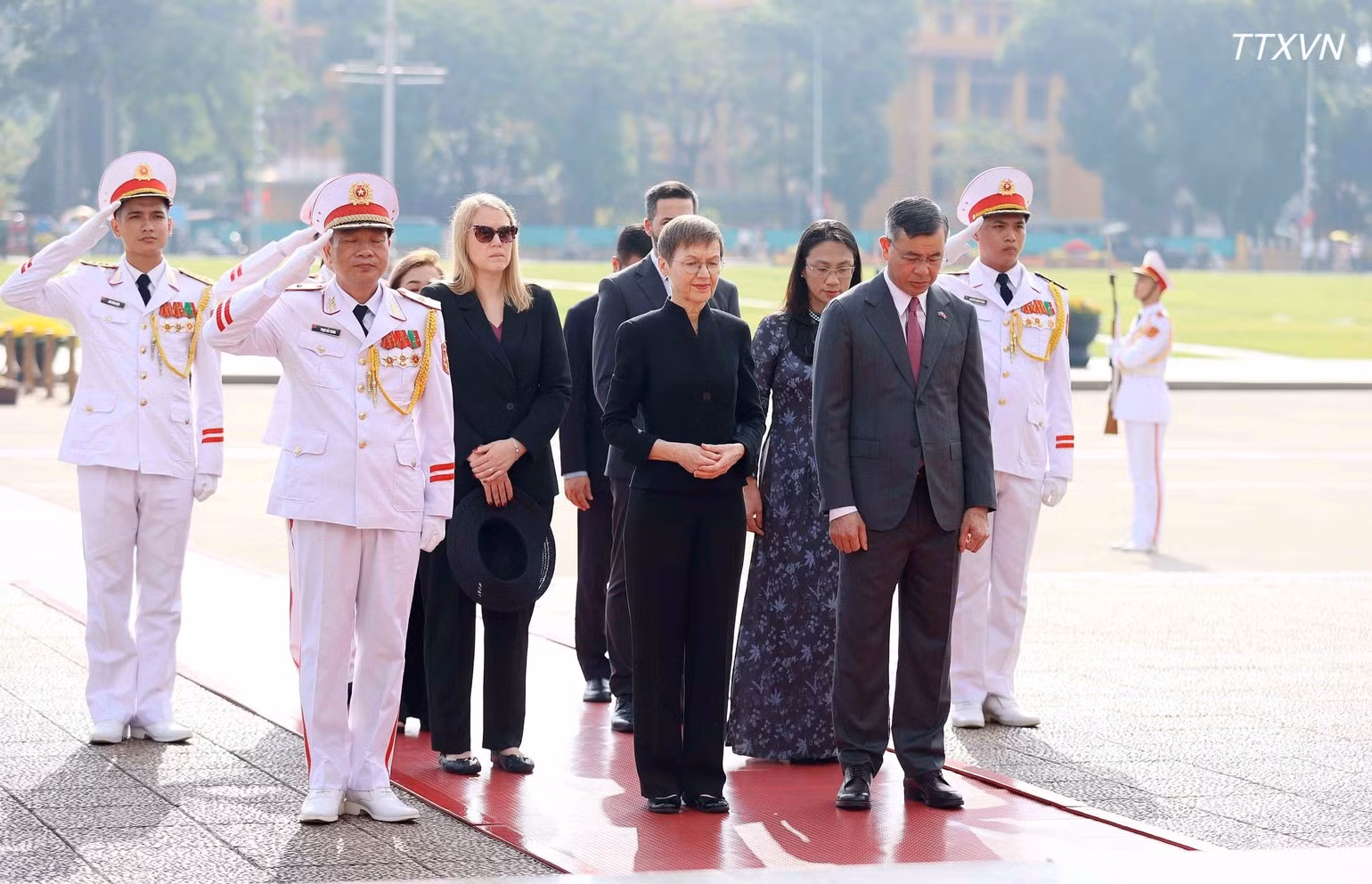 La primera ministra del Principado de Liechtenstein, Brigitte Haas, y los delegados rinden respetuoso homenaje al Presidente Ho Chi Minh. (Foto: An Dang/VNA)