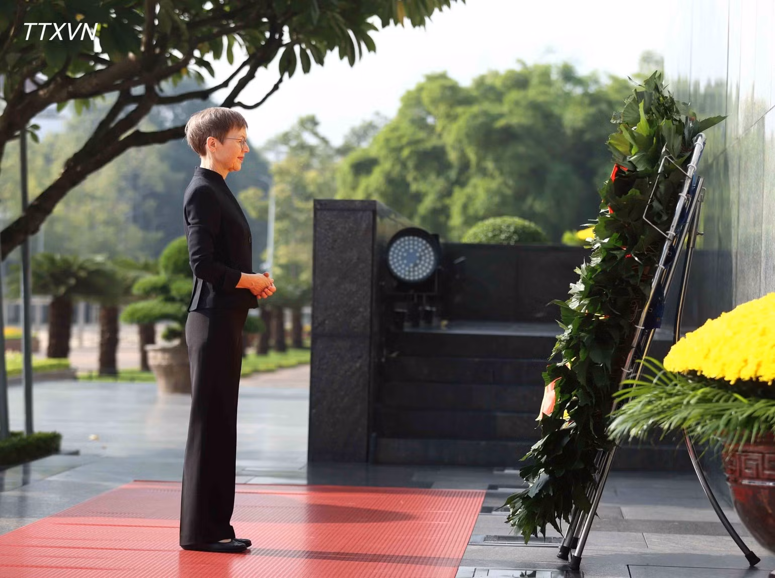 La primera ministra del Principado de Liechtenstein, Brigitte Haas, deposita una ofrenda floral en memoria del Presidente Ho Chi Minh. (Foto: An Dang/VNA)