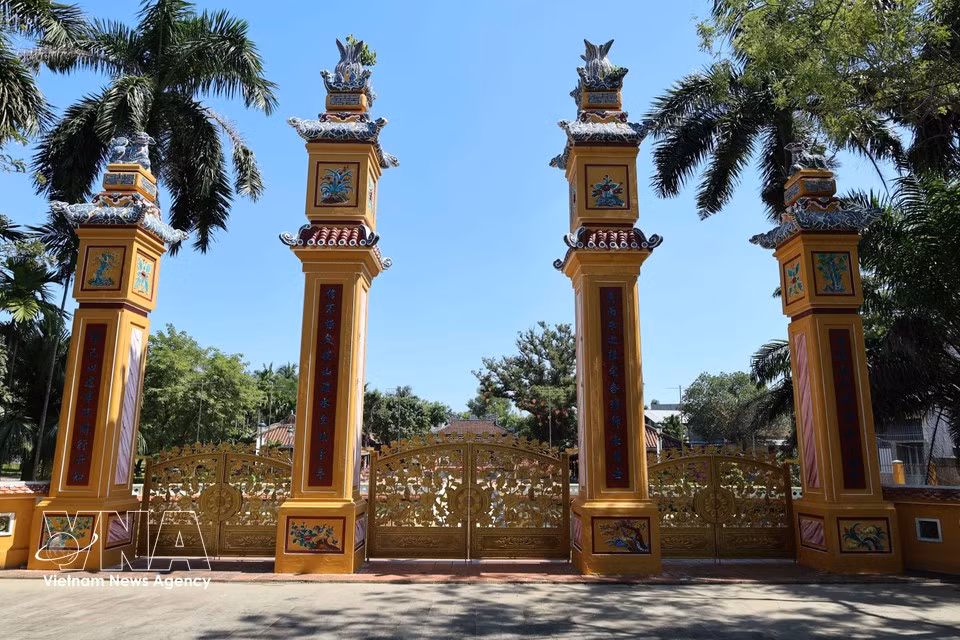 Puerta de tres entradas con cuatro pilares ceremoniales. (Foto: Do Truong – VNA)