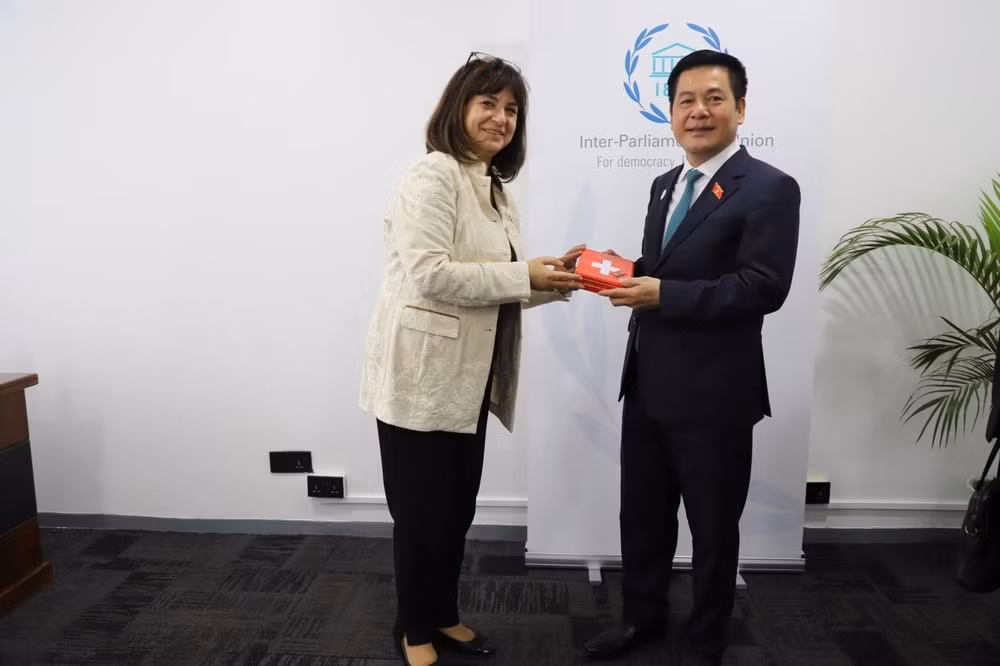El vicepresidente de la Asamblea Nacional de Vietnam, Nguyen Hong Dien, y Anda Filip, secretaria general de la UIP. (Foto: Cancillería)