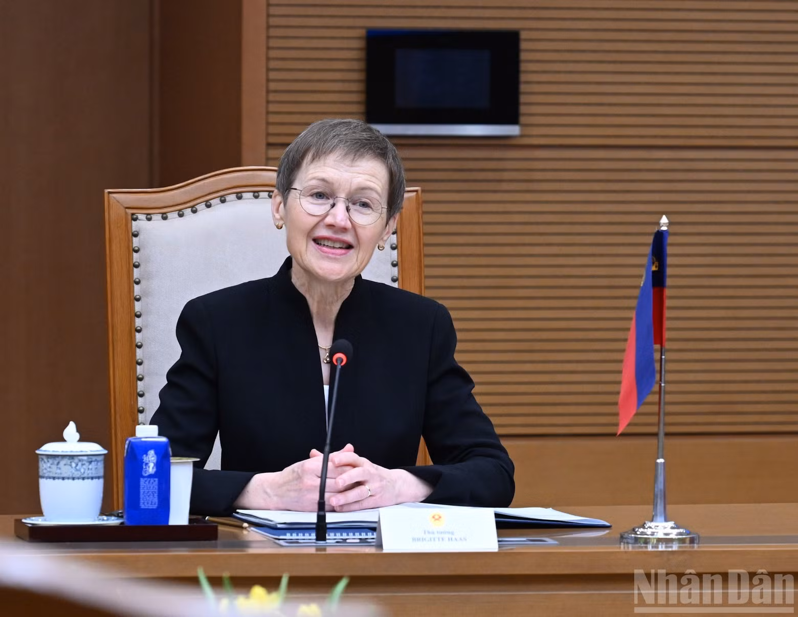 La primera ministra del Principado de Liechtenstein, Brigitte Haas, interviene durante las conversaciones.