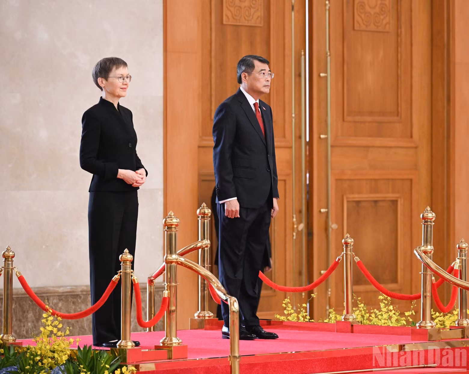 El primer ministro de Vietnam, Le Minh Hung, y su homóloga del Principado de Liechtenstein, Brigitte Haas, en la ceremonia de saludo a las banderas nacionales de los dos países.