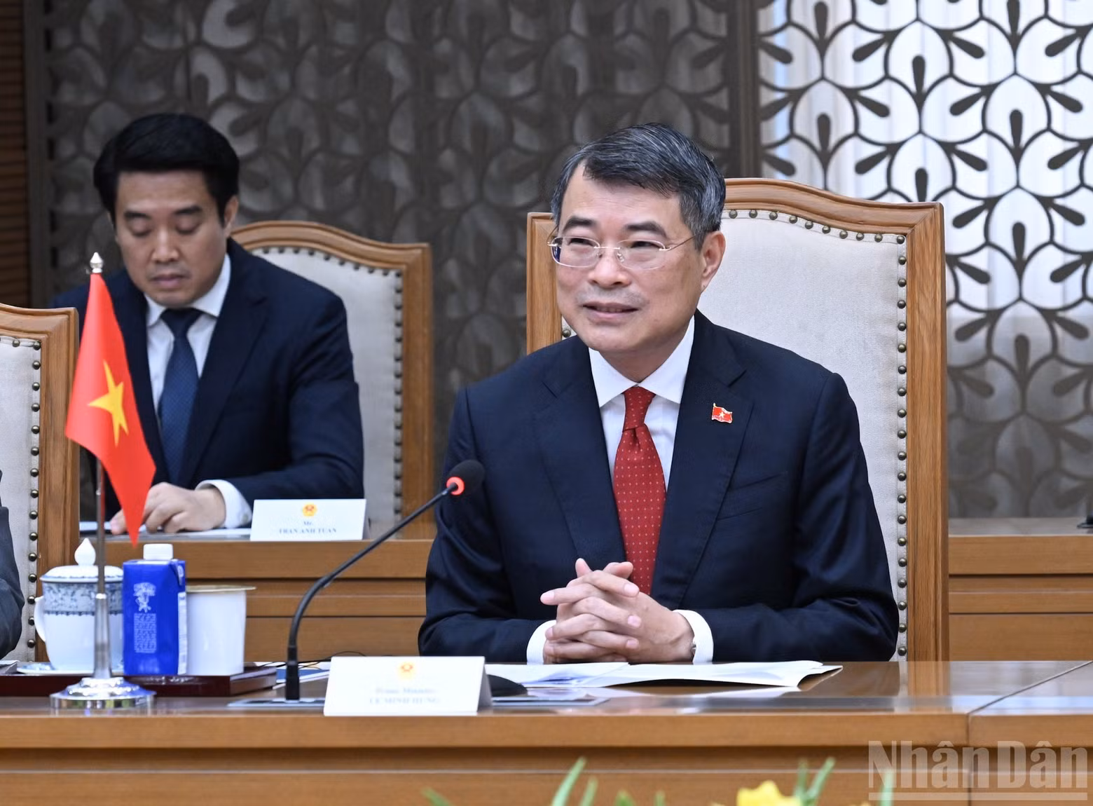 El primer ministro de Vietnam, Le Minh Hung, interviene durante las conversaciones.