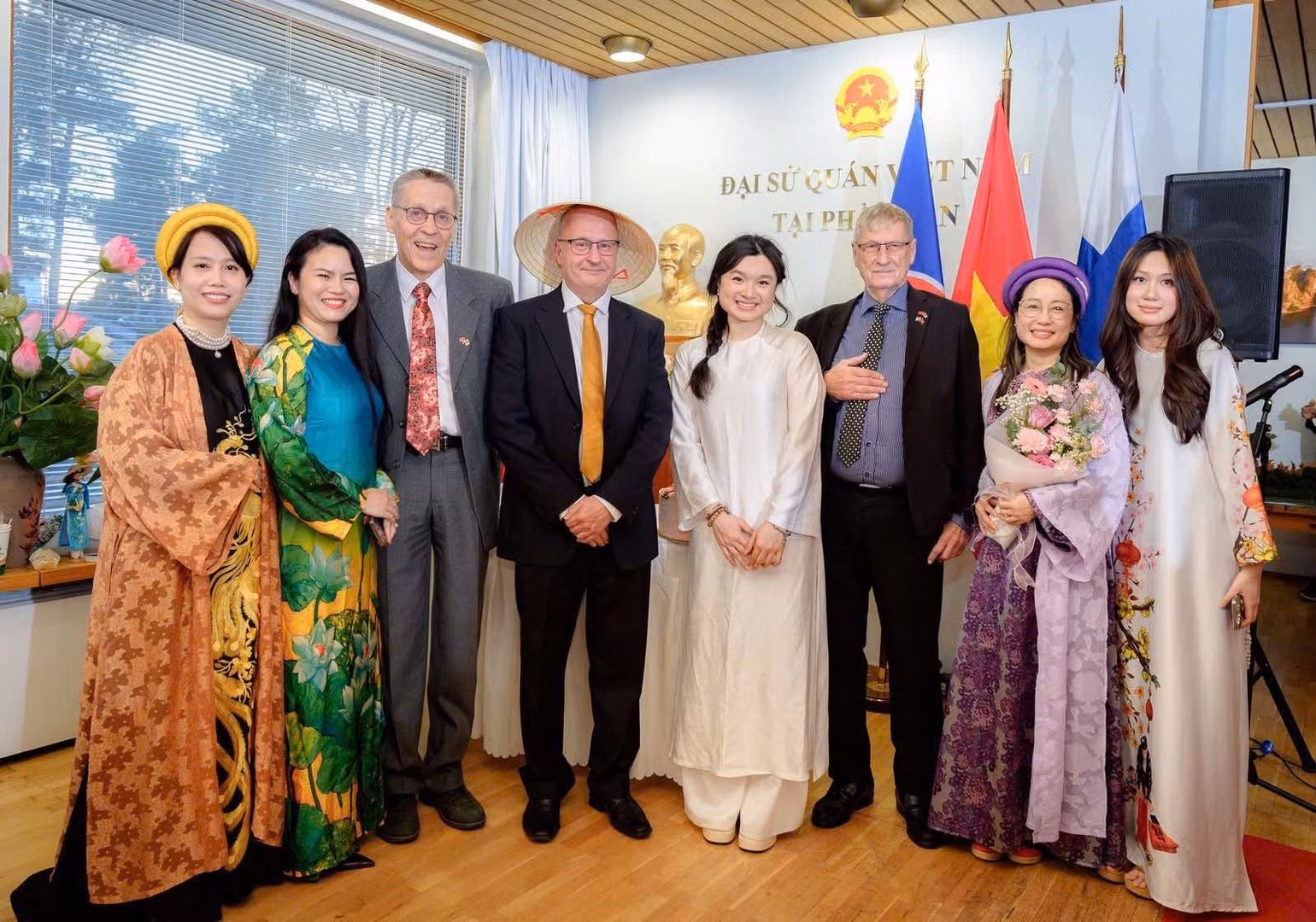 Los amigos internacionales admiran los coloridos trajes tradicionales Ao dai de Vietnam. (Foto: GIA HAN)
