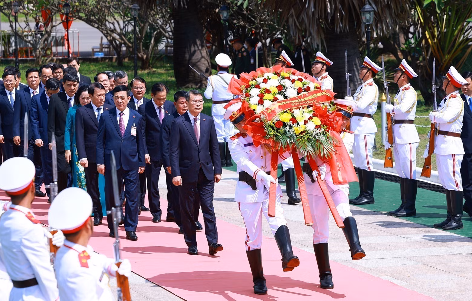 El jefe del Gobierno vietnamita y su delegación llegan al Monumento a los Mártires Desconocidos de Laos para depositar una ofrenda floral. (Foto: VNA)