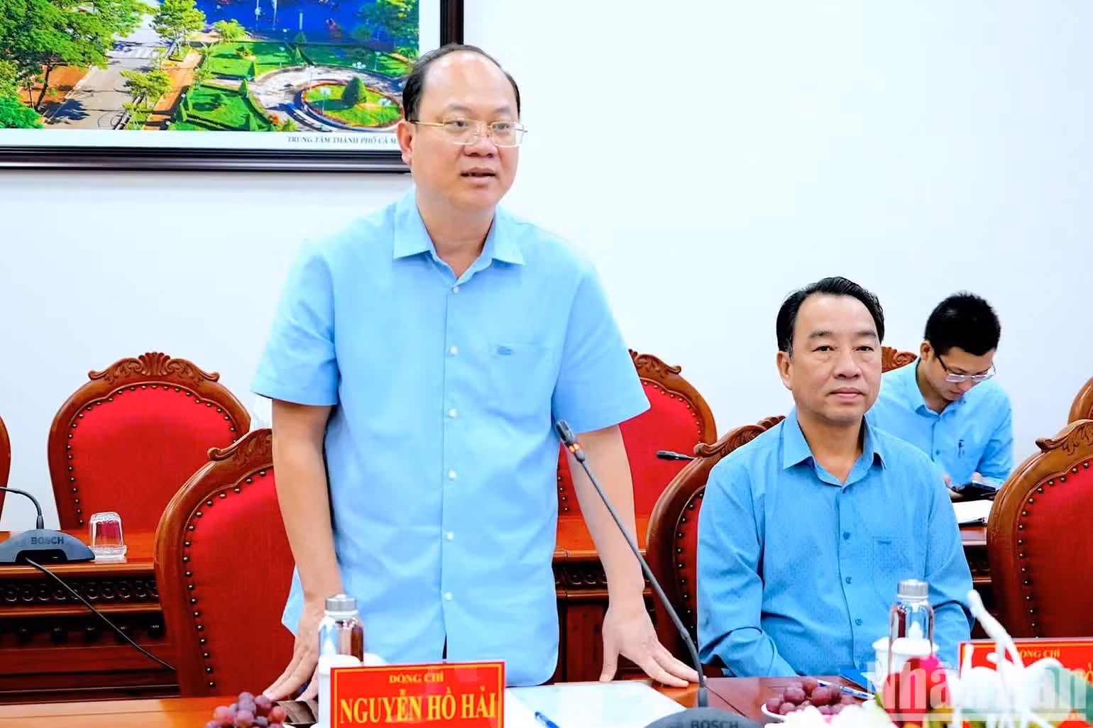 Nguyen Ho Hai (de pie), secretario del Comité partidista de Ca Mau y jefe de la delegación provincial de diputados a la Asamblea Nacional, habla en la cita. (Foto: HUU TUNG)