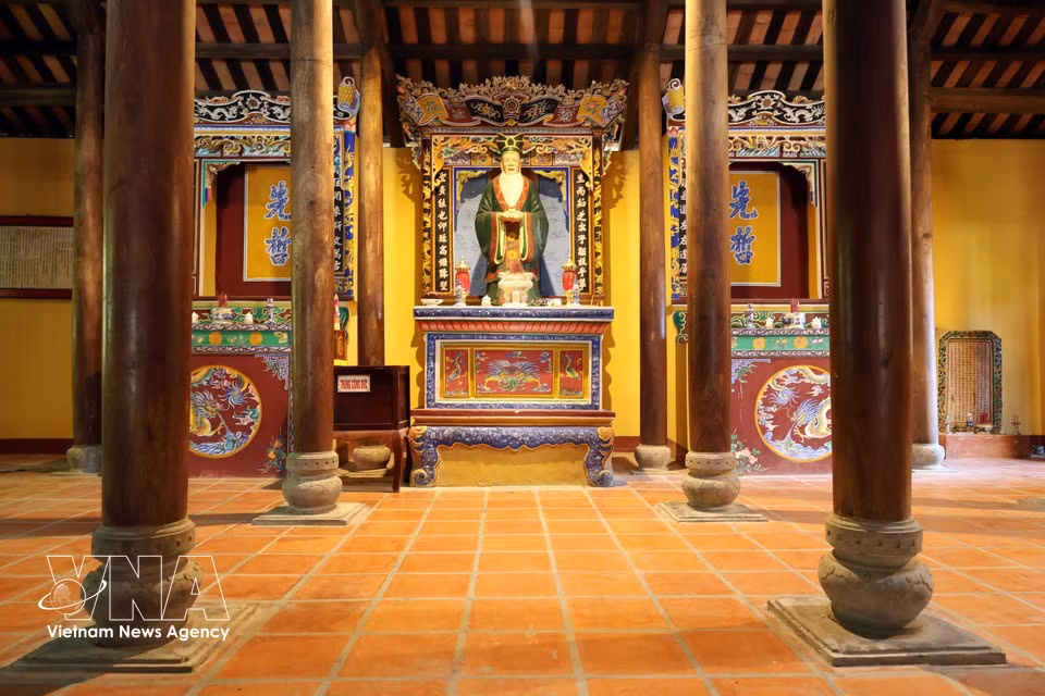 Espacio del santuario posterior dedicado a Confucio y a destacados eruditos confucianos en el sitio. (Foto: Do Truong – VNA)