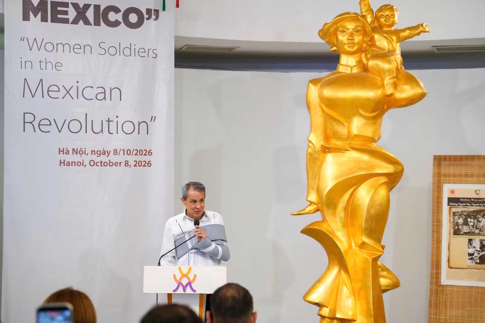 El embajador de México en Vietnam, Alejandro Negrín, interviene en la inauguración de la exposición. (Foto: Vuong Diem)