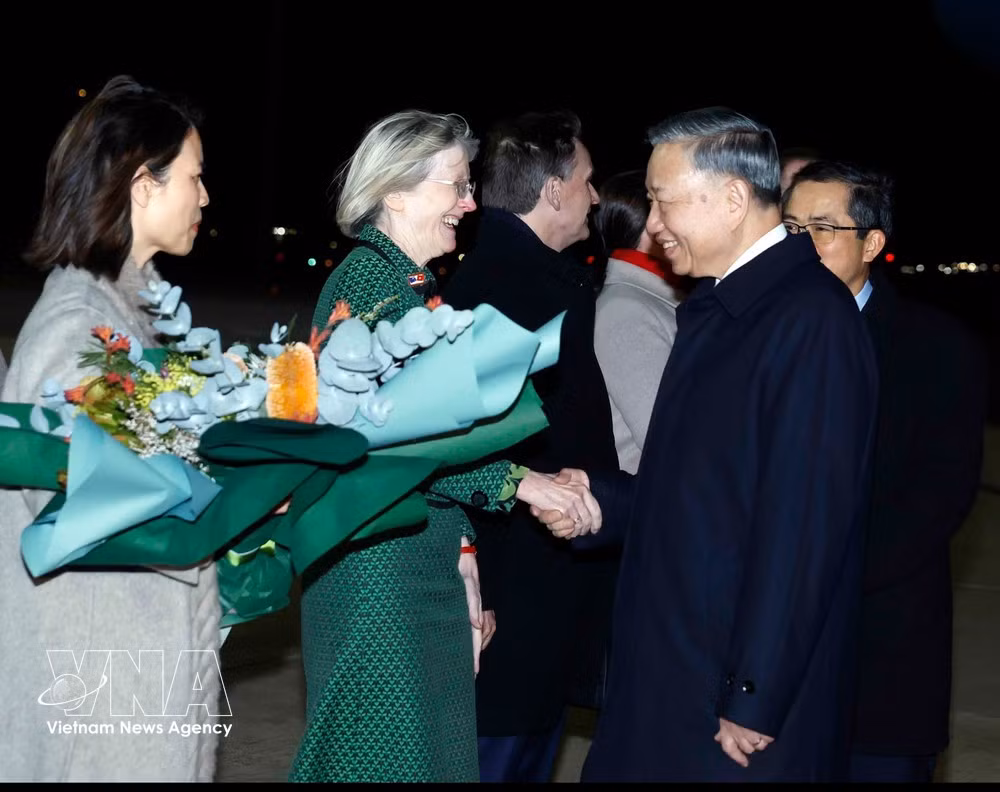 Funcionarios australianos, junto con personal de la Embajada de Vietnam y otras oficinas de representación en Australia, dieron la bienvenida al secretario general del Partido Comunista y presidente de Vietnam, To Lam en el aeropuerto de Canberra. (Foto: VNA)