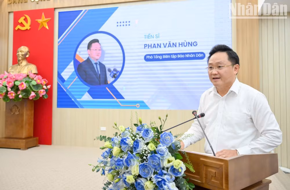 Phan Van Hung, vicepresidente editor del periódico Nhan Dan, interviene en el seminario. (Foto: The Dai)