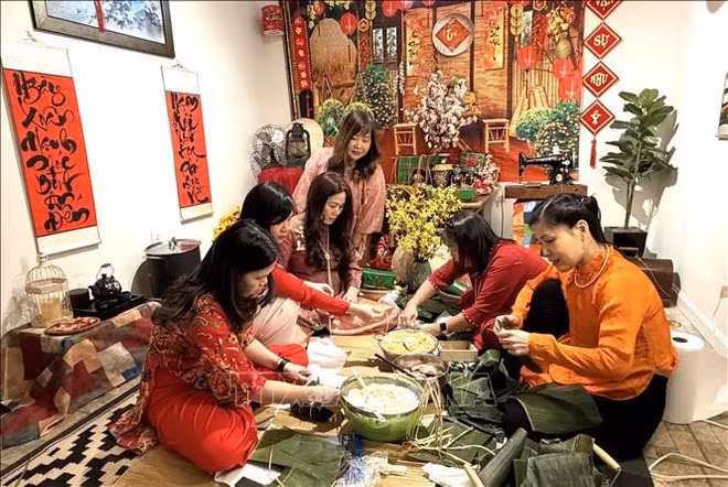 Comunidad vietnamita en Estados Unidos elabora banh chung (Foto: VNA)