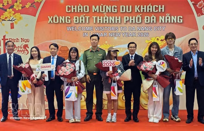 Ciudad de Da Nang recibe a los primeros turistas internacionales en el Año de Caballo. (Foto: VNA)
