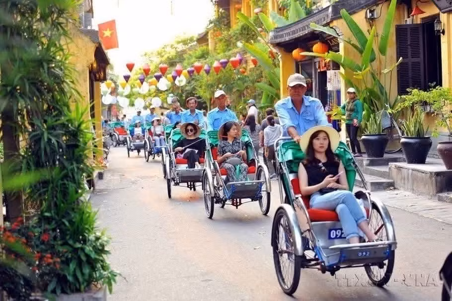 Turistas nacionales e internacionales visitan el casco antiguo de Hoi An, en Da Nang. (Foto: VNA)