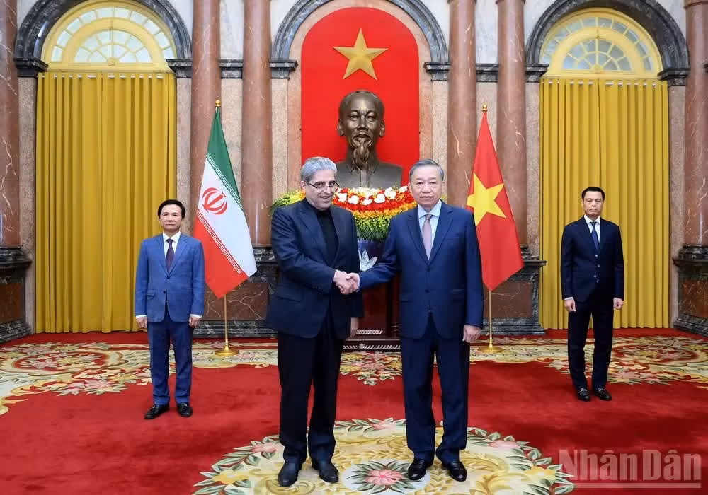 El secretario general del Partido Comunista y presidente de Vietnam, To Lam, recibe al embajador de Irán, en el país, Akbar Ghasemi Ali Abadi. (Foto: Nhan Dan)