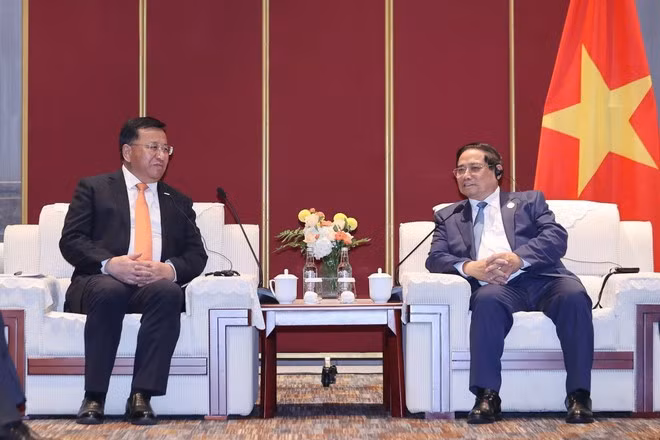 El primer ministro de Vietnam, Pham Minh Chinh, recibe a Dai Hegen, presidente de la Corporación de Construcción Ferroviaria de China (CRCC). (Foto: VNA)