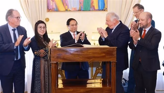 Durante el encuentro en París (Foto: VNA)