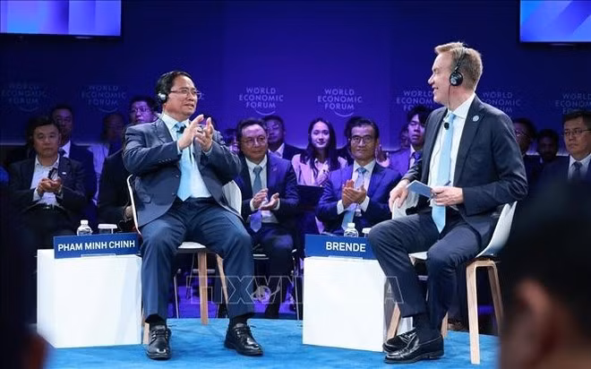 En el diálogo entre el primer ministro vietnamita, Pham Minh Chinh, y Borge Brende, presidente ejecutivo del Foro Económico Mundial (Foto: VNA)