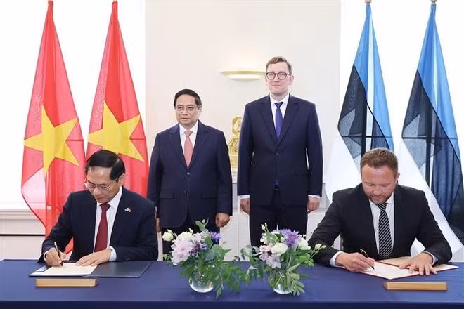 El primer ministro de Vietnam, Pham Minh Chinh, y su homólogo estonio, Kristen Michal, presenciaron la firma de un memorando de entendimiento sobre cooperación entre los Ministerios de Asuntos Exteriores de ambos países. (Foto: VNA)