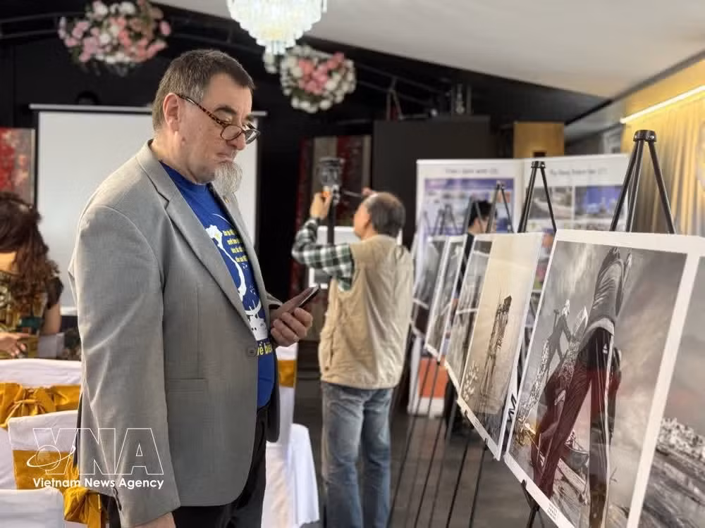 Un amigo alemano, gran admirador de Vietnam, asistió a la exposición. (Foto: VNA)
