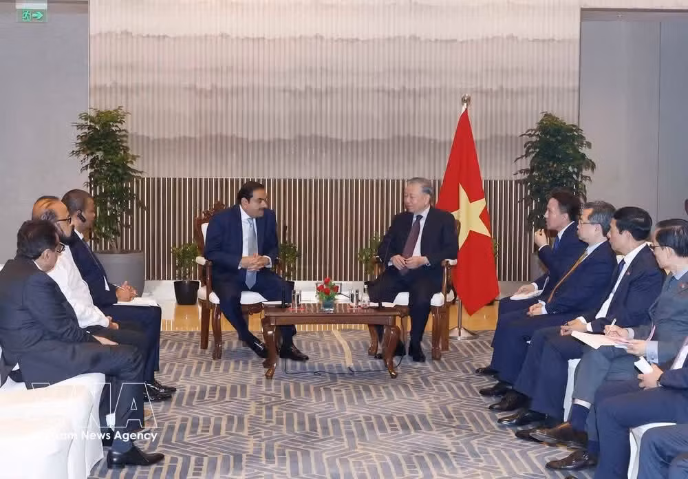 El secretario general del Partido Comunista y presidente de Vietnam, To Lam, recibe al presidente del Grupo Adani, Gautam Adani. (Foto: VNA)