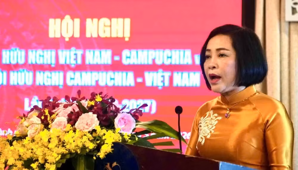 Nguyen Thi Thanh, vicetitular de la Asamblea Nacional de Vietnam y presidenta de la Asociación de Amistad Vietnam-Camboya, interviene en la conferencia.