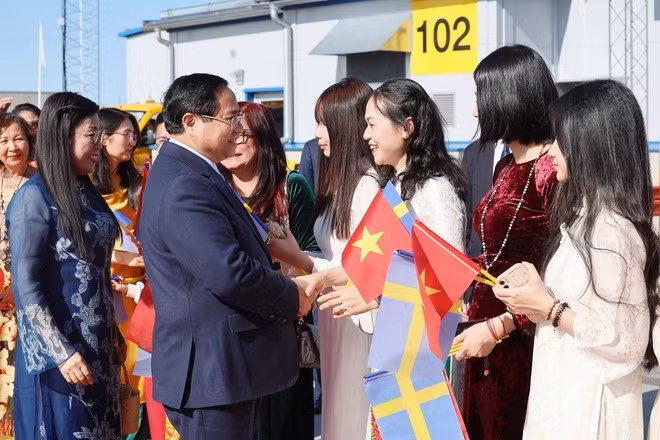 Funcionario de la Embajada de Vietnam en Suecia despiden al primer ministro Pham Minh Chinh y su esposa en el aeropuerto Arlanda, Suecia. (Foto: VNA)