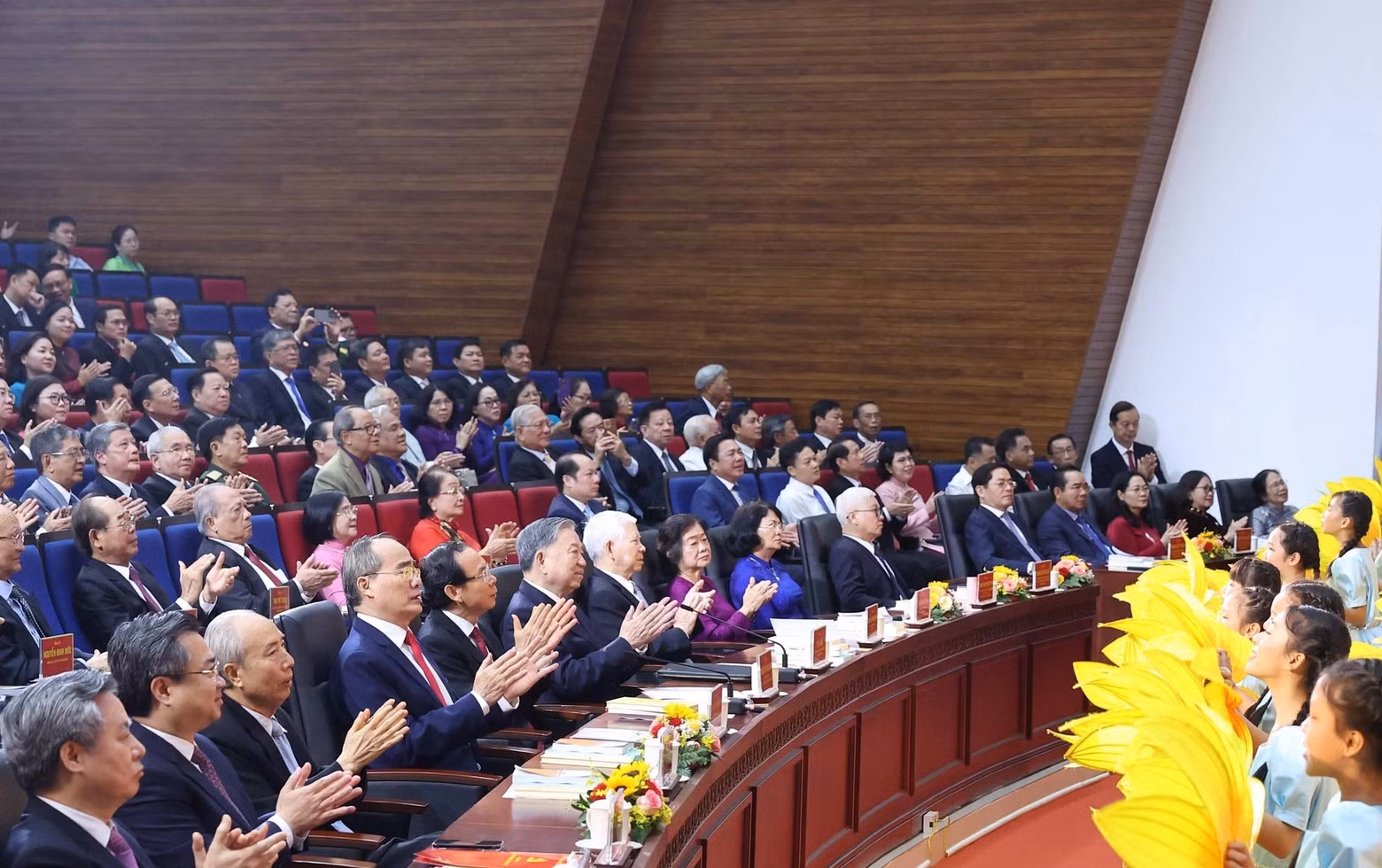 El líder del PCV, junto con actuales y antiguos dirigentes del Partido y del Estado, en el acto. (Foto: Thong Nhat / VNA)