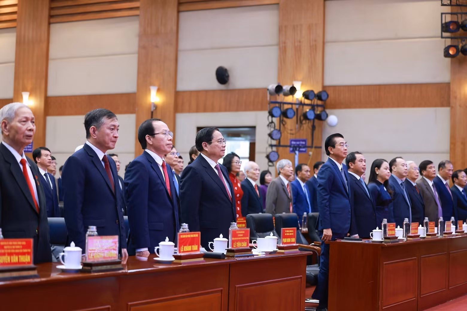 El primer ministro Pham Minh Chinh y los delegados a la ceremonia. (Foto: VNA)