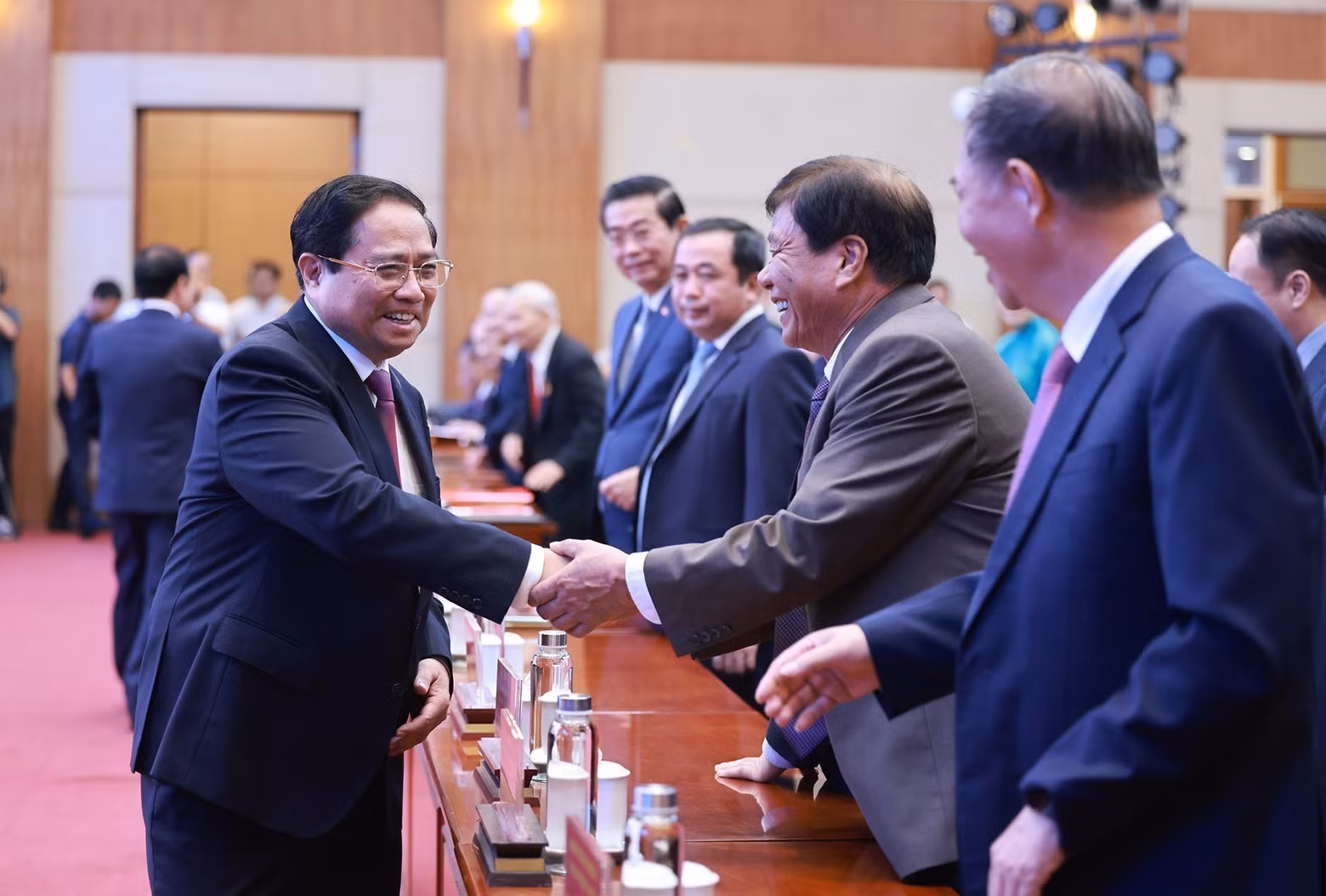 El primer ministro Pham Minh Chinh, junto con actuales y antiguos dirigentes de Hai Phong, en la ceremonia de anuncio de las resoluciones y decisiones del Comité Central del PCV sobre la fusión administrativa de Hai Phong. (Foto: VNA)