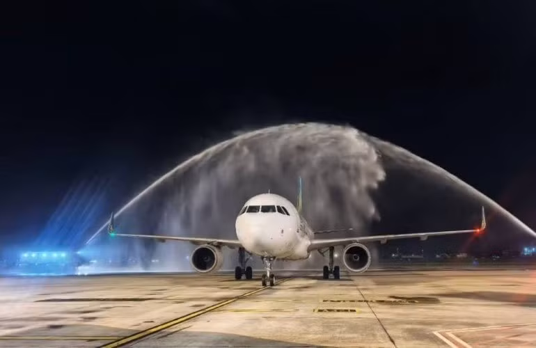 Ceremonia de bienvenida al avión con arco de agua.