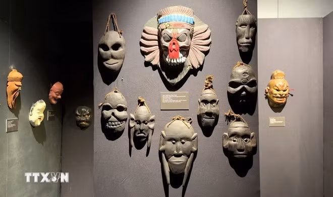 Máscaras tradicionales asiáticas en la exhibición. (Foto: VNA)
