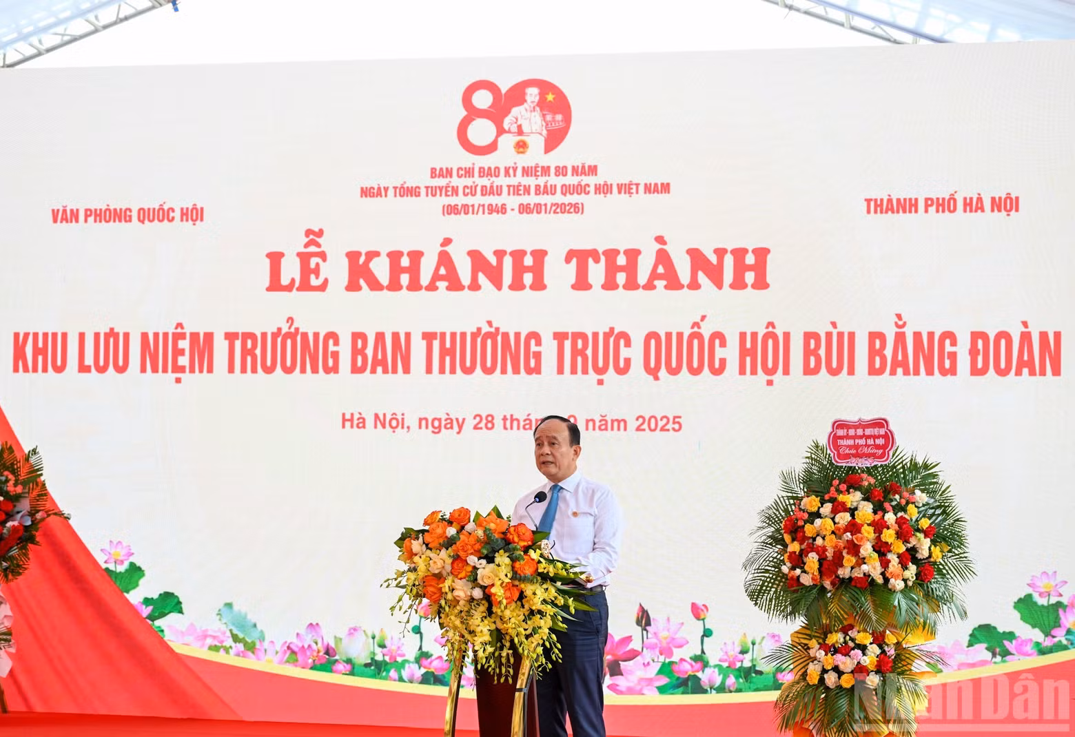 El presidente del Consejo Popular de Hanói, Nguyen Ngoc Tuan, interviene en el acto.