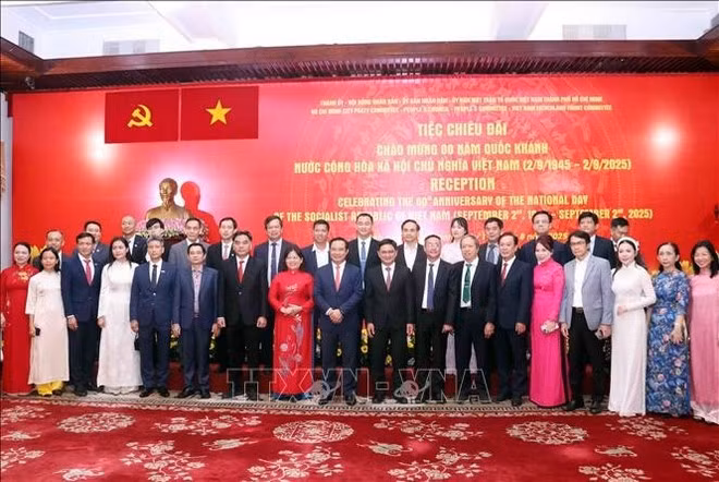 Líderes de Ciudad Ho Chi Minh y representantes de empresas destacadas. (Foto: VNA)