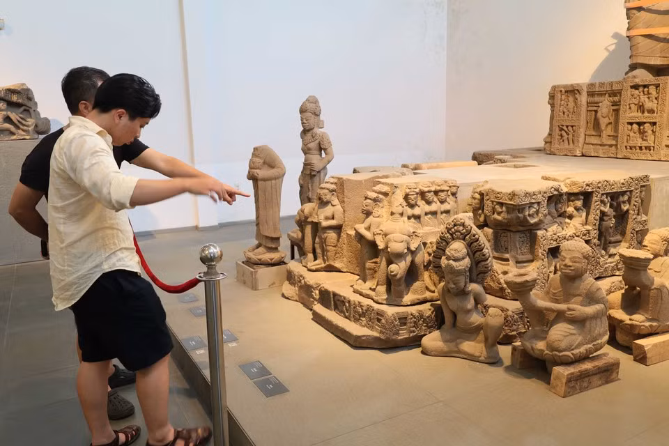 Visitantes observan los artefactos en el Museo de Escultura Cham de Da Nang. (Foto: VNA)